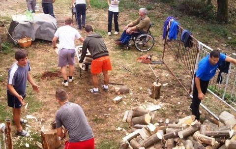 Slika sa radne akcije u organizaciji kluba Naprijed –Cijepanje drva za Željka 